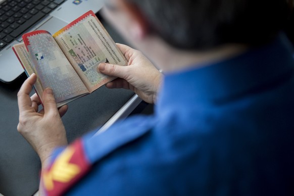 Eine Mitarbeiterin der Kantonspolizei Zuerich praesentiert die Moeglichkeiten der Sicherheitskontrolle mit dem Biometrischen Pass an der Medienkonferenz der Geschaeftszahlen der Flughafenpolizei am Di ...