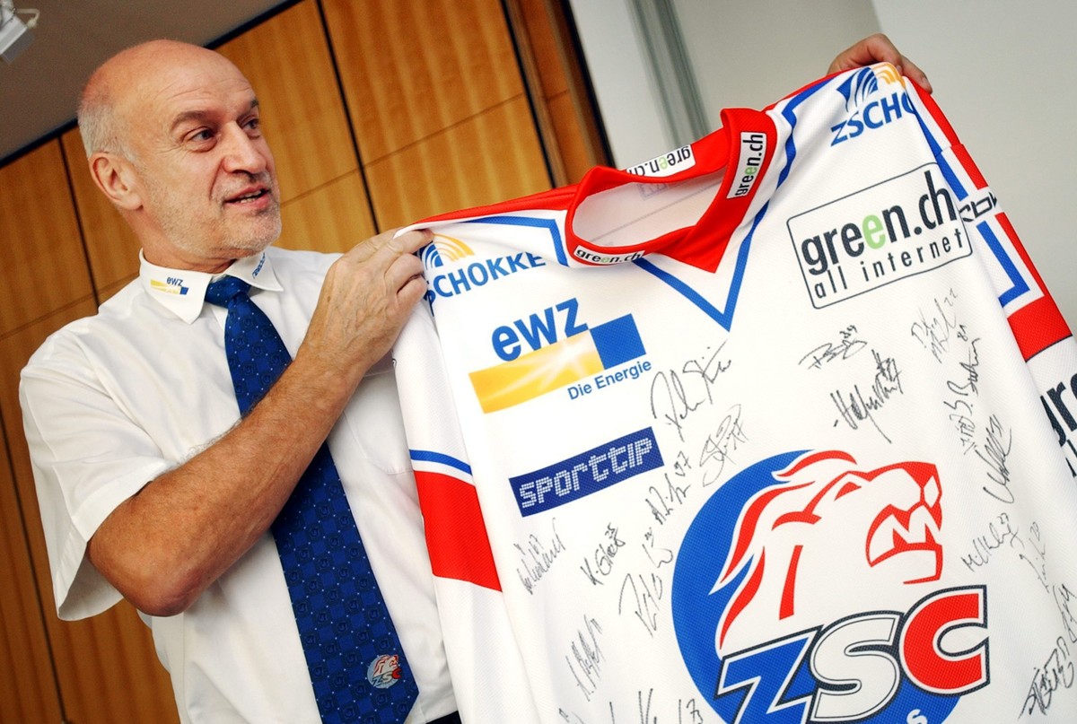 ARCHIVBILD ZUM TOD VON SIMON SCHENK, AM FREITAG, 1. MAI 2020 - Simon Schenk, Sportchef der ZSC Lions, haelt am Mittwoch, 7. September 2005, anlaesslich einer Pressekonferenz in Zuerich ein Trikot mit  ...