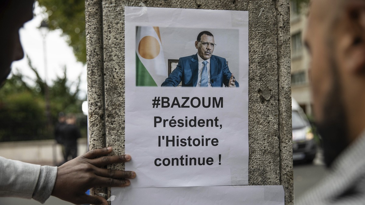 Une affiche de soutien au président déchu Mohamed Bazoum, devant l'ambassade nigérienne à Paris.