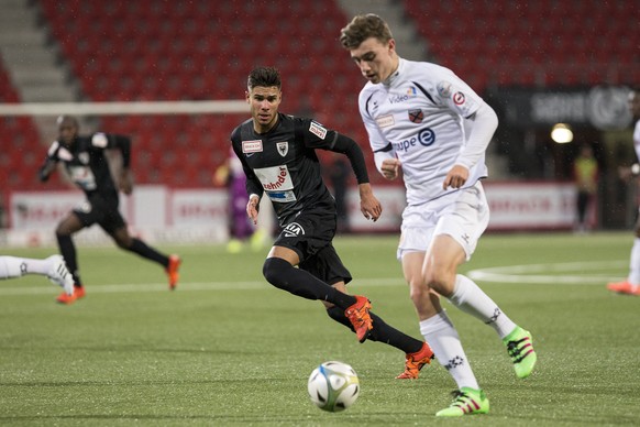 Le joueur du FC Aarau Miguel Peralta, gauche, lutte pour le ballon avec le joueur neuchatelois Cedric Zesiger, droite, lors de la rencontre de football de Challenge League entre le Neuchatel Xamax FCS ...