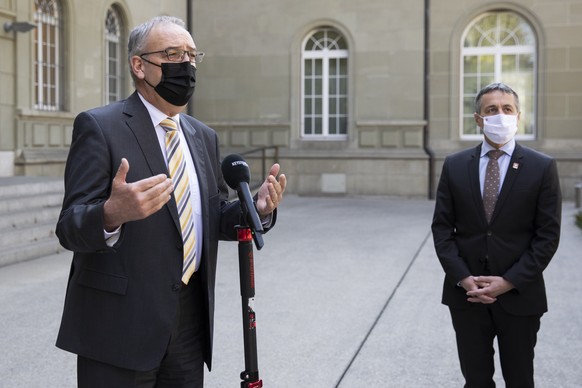 Bundespraesident Guy Parmelin, links, spricht neben Bundesrat Ignazio Cassis nach dem Meeting &quot;Europadialog&quot; (ein permanentes politisches Leitorgan zum Informationsaustausch in Europafragen  ...