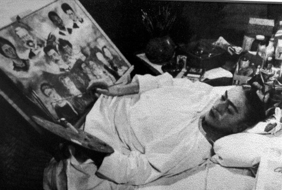Frida malt im Krankenbett, 1950.