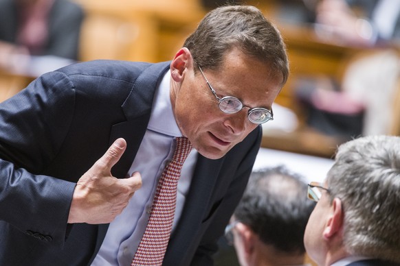 Roger Koeppel, SVP-ZH, links, diskutiert mit Franz Grueter, SVP-LU, an der Sondersession des Nationalrats, am Dienstag, 7. Mai 2019 im Nationalrat in Bern. (KEYSTONE/Alessandro della Valle)