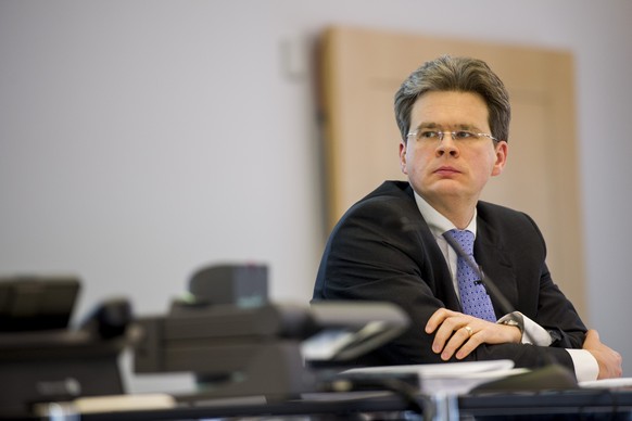 Zeno Staub, CEO Vontobel, geht an der Medienkonferenz zur Praesentation der Jahreszahlen 2013 der Privatbank Vontobel seinen Gedanken nach am Freitag, 7. Februar 2014 in Zuerich. - Die Bank Vontobel h ...