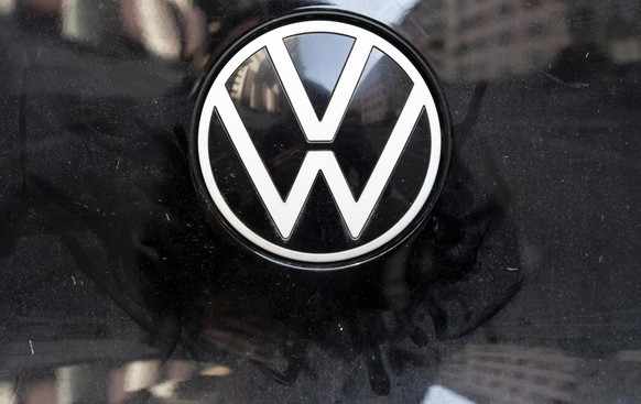 Das Logo der Volkswagen AG (VW) an einem Fahrzeug iD 3, aufgenommen am M8ttwoch, 30. April 2025 in Zuerich. (KEYSTONE/Ennio Leanza)