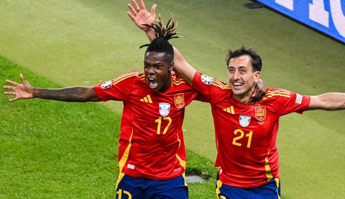 BERLIN - l-r Nico Williams of Spain, Mikel Oyarzabal of Spain celebrate the 2-1 during the UEFA EURO, EM, Europameisterschaft,Fussball 2024 Final match between Spain and England at the Olympiastadion  ...