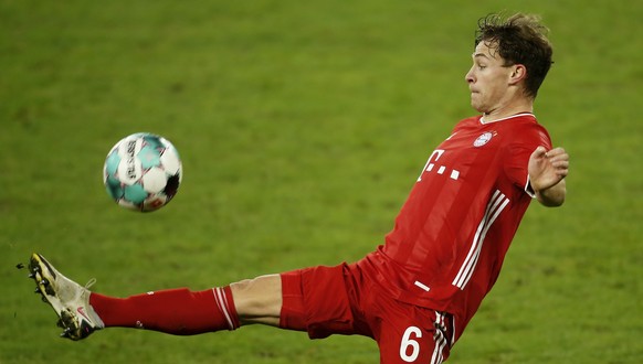 epa08962525 Bayern&#039;s Joshua Kimmich in action during the German Bundesliga soccer match between FC Schalke 04 and FC Bayern Munich in Gelsenkirchen, Germany, 24 January 2021. EPA/LEON KUEGELER /  ...