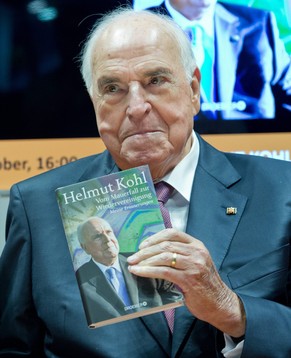 Bekannt aus Serien wie «Tagesschau», «Brennpunkt» oder «Nachtmagazin»: TV-Star Helmut Kohl auf der diesjährigen Buchmesse.