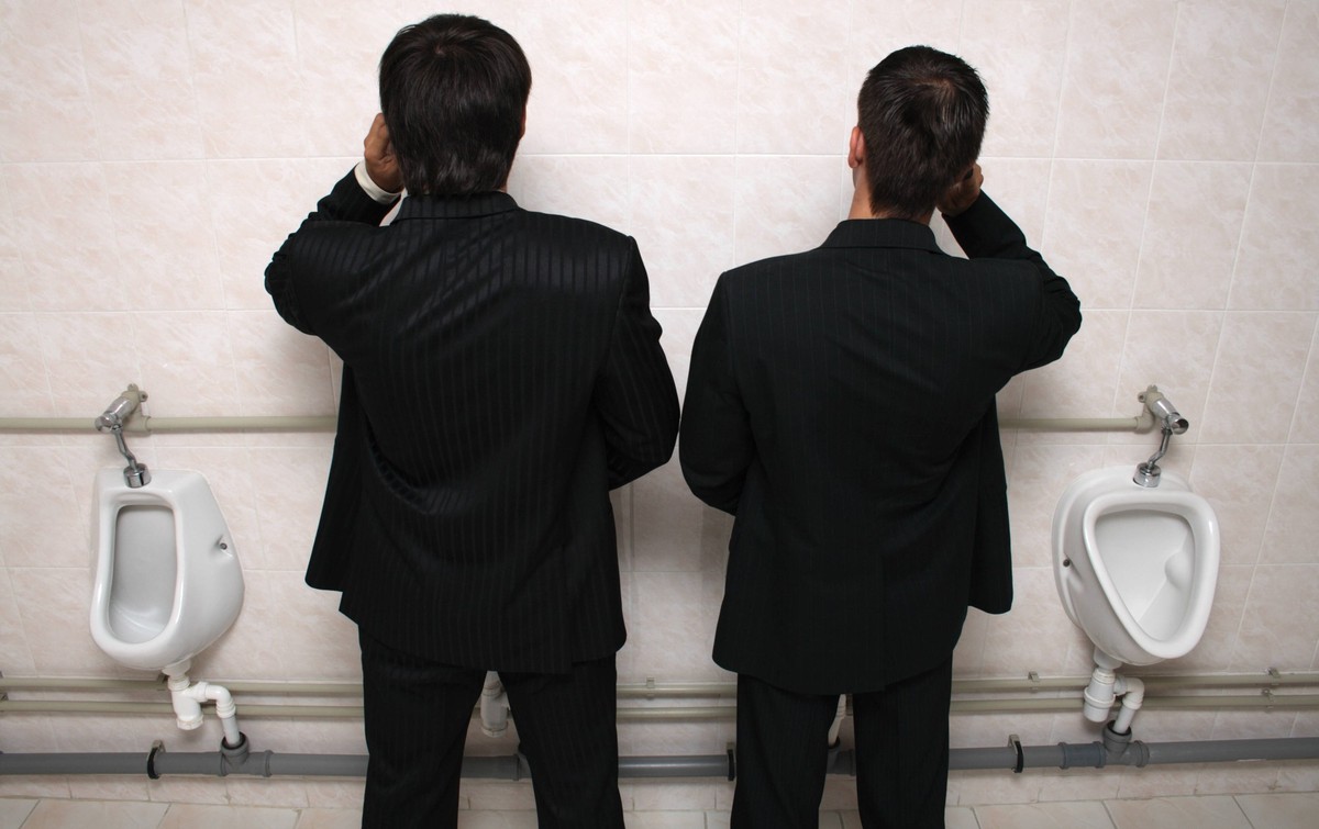 Two businessman talking by mobile phones in a WC Two businessman talking by mobile phones in a WC PUBLICATIONxINxGERxSUIxAUTxONLY Copyright: xGdolgikhx 7022106