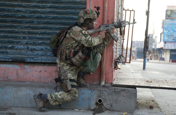 epa08581309 An Afghan security official takes position near the scene of a militant attack on prison in Jalalabad, Afghanistan, 03 August 2020. At least five people have been killed and 42 people were ...