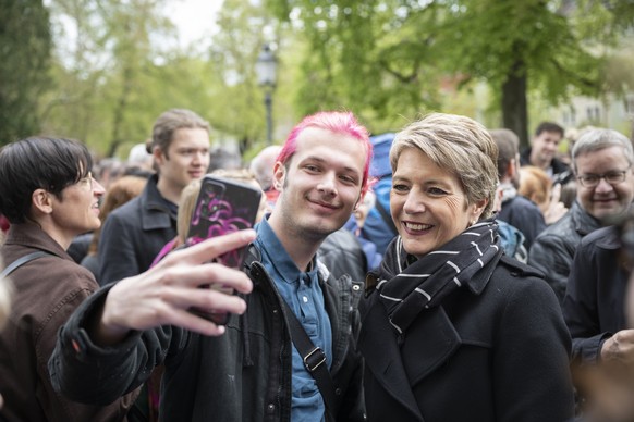 Bundesraetin Karin Keller-Sutter posiert mit der Bevoelkerung nach der woechentlichen Sitzung mit dem Bundesrat ausserhalb des Bundeshauses, aufgenommen am Mittwoch, 26. April in Winterthur. Im Anschl ...