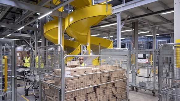 Die fertigen Packungen aus dem Hochregallager im Zentrallager und Logistikzentrum von Digitec Galaxus werden an verschiedene Wagen der Schweizer Post uebergeben, fotografiert am Montag, 16. Juni 2025  ...