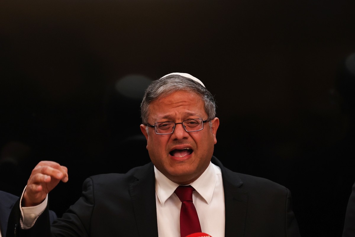 epa11829072 Israeli far-right Minister of National Security, Itamar Ben-Gvir, delivering a statement to the media, at his ministry headquarters in Jerusalem, 16 January 2025. Ben-Gvir said he would qu ...