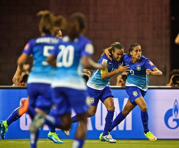 epa04798261 Brazil's Andressa Alves (R) celebrates her goal with teammate Marta (2-R) during the FIFA Women's World Cup 2015 group E match between Brazil and Spain in the Olympic Stadium in Montreal, Canada, 13 June 2015.  EPA/ANDRE PICHETTE  EDITORIAL USE ONLY, NOT USED IN ASSOCATION WITH ANY COMMERCUIAL ENTITY - IMAGES MUST NOT BE USED IN ANY FORM OF ALERT OR PUSH SERVICE OF ANY KIND INCLUDING VIA MOBILE ALERT SERVICES, DOWNLOADS TO MOBILE DEVICES OR MMS MESSAGING