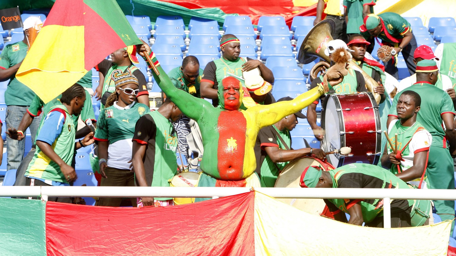 IMAGO / Camera 4/Lightfoot

Cameroon Fans with giant flad and band. Quarterfinal of African Cup of Nations Football tournament. Benguela - PUBLICATIONxNOTxINxUKxRSA