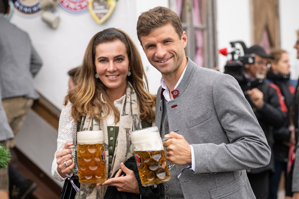 epa10191331 Thomas Mueller of Bayern Munich (R) and his wife Lisa Mueller attend the 187th edition of the traditional Oktoberfest beer and amusement festival in Bavaria state's capital of Munich, ...