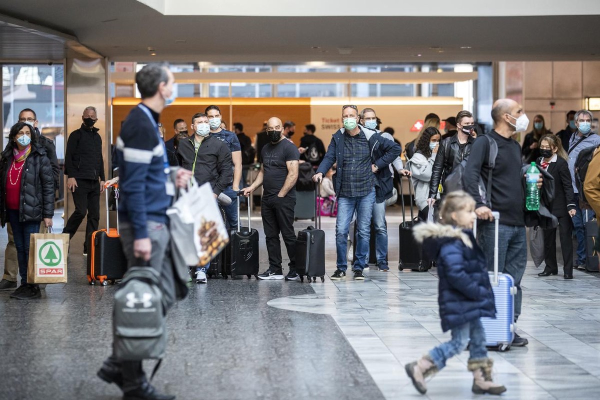 Menschen stehen am Check-In Schalter der Fluggesellschaft Swiss am Flughafen Zuerich, fotografiert am Donnerstag, 1. April 2021. (KEYSTONE/Alexandra Wey)
