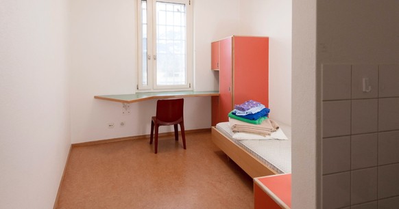 Das Landesgefängnis Vaduz verfügt insgesamt über 20 Haftplätze, 16 davon im Männerbereich und vier im Frauenbereich. Die meisten Hafträume sind zur Einzelbelegung bestimmt, je ein Haftraum im Männer-  ...
