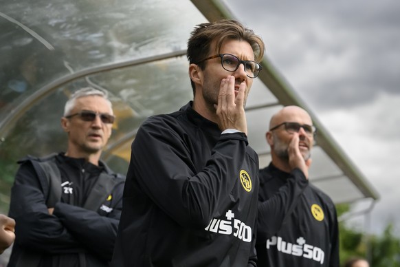 YBs Trainer Raphael Wicky, Mitte, YBs Co-Trainer Zoltan Kadar, links, und YBs Goalietrainer Christoph Born, rechts, reagieren, waehrend dem 17. Burkhalter-Cup zwischen den BSC Young Boys und dem Yverd ...