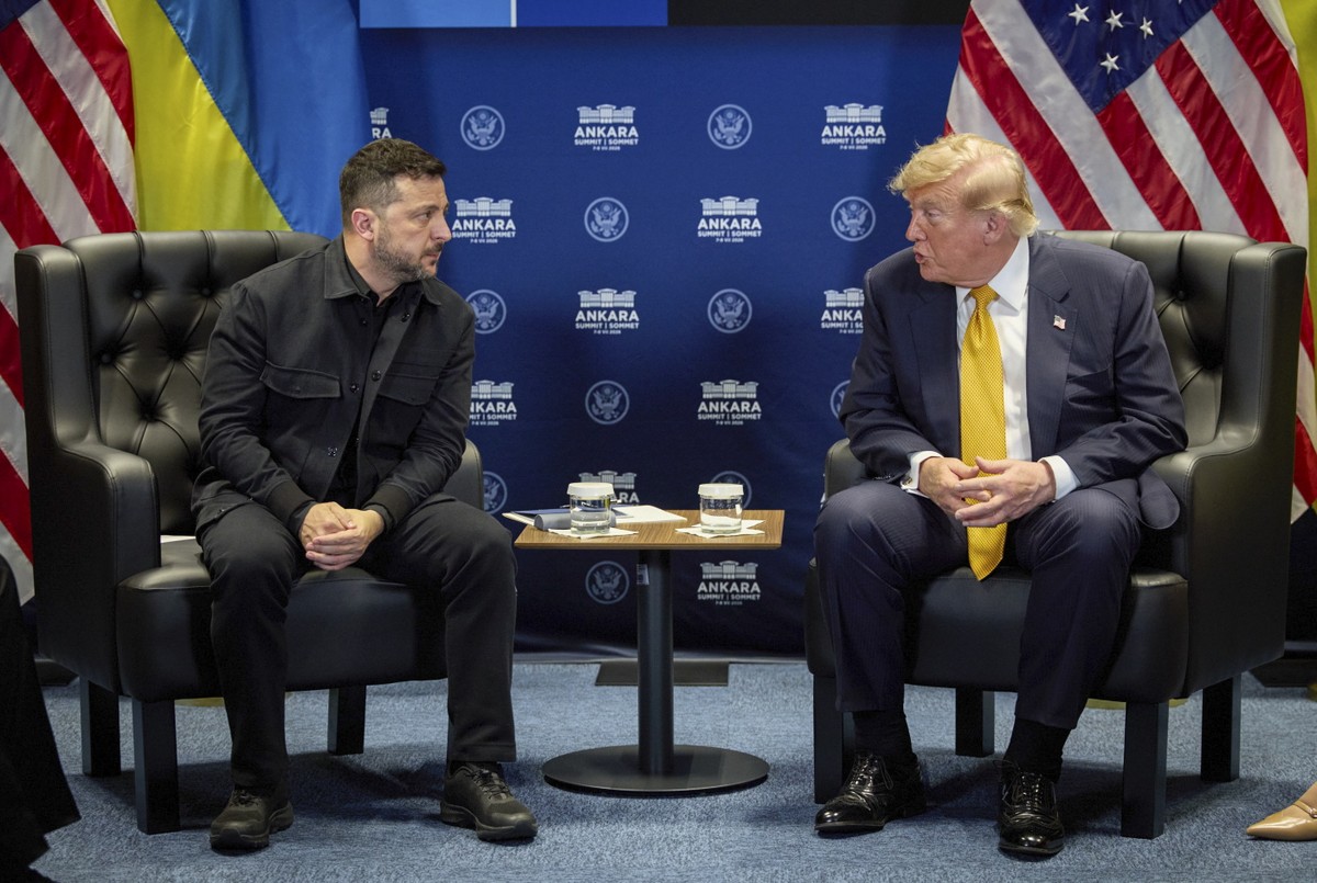 epa13098347 A handout photo made available by the Presidential Press Service shows Ukrainian President Volodymyr Zelensky (L) meeting with US President Donald Trump (R) on the sidelines of the 2026 NA ...