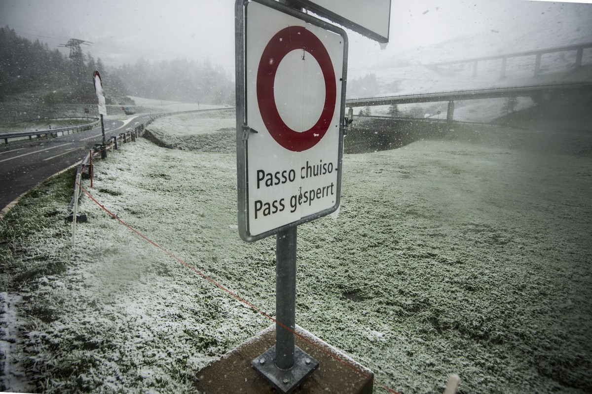Ein Schild mit der Aufschrift "Passo chiuso - Pass gesperrt" weist auf die geschlossene Kantonsstrasse auf den Gotthardpass hin, am Freitag, 15. Mai 2015, bei Airolo im Tessin. Die Gotthard- ...