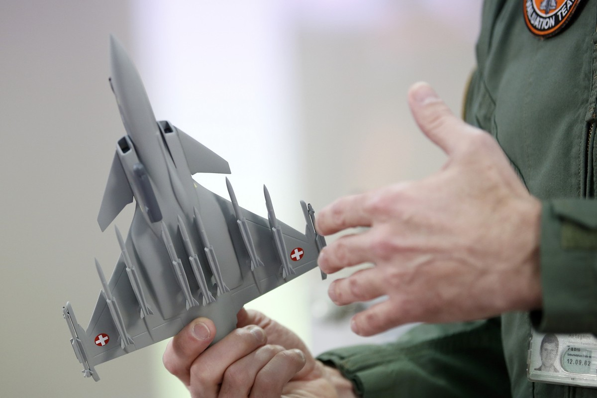 ZUR NICHT DURCHGEFUEHRTEN GRIPEN-FLUGSHOW STELLEN WIR IHNEN FOLGENDES THEMENBILD ZUR VERFUEGUNG - Der Testpilot und Gripen-Projektleiter Fabio Antognini haelt ein Modell des Gripen Flugzeuges waehrend ...