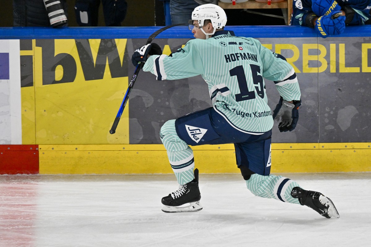Der Zuger Gregory Hofmann jubelt nach seinem Treffer zur 0:2 Fuehrung, im Eishockey-Qualifikationsspiel der National League (NL) zwischen dem HC Davos und dem EV Zug, am Sonntag, 15. Oktober 2023, im  ...