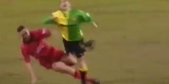 Fundstück des Tages: Vinnie «die Axt» Jones fällt Eric Cantona 😱