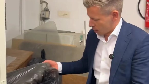 Peter Magyar findet mysteriöse Säcke im ungarischen Verkehrsministerium und postet darüber ein Video auf Facebook.