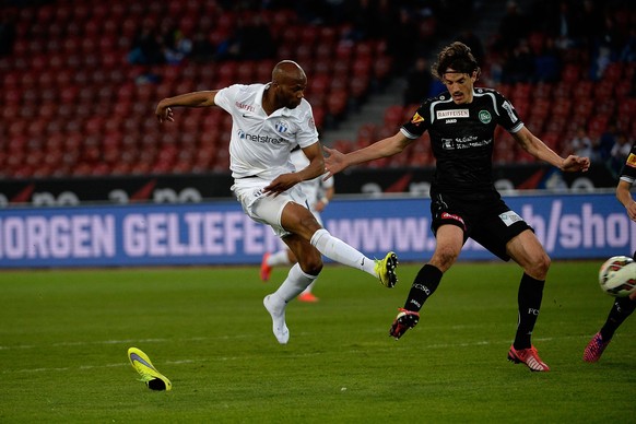 18.04.2015; Zuerich; Fussball Super League - FC Zuerich - FC St: Gallen; Frank Etoundi (Zuerich) schiesst gegen Daniele Russo (St.Gallen) das Tor zum 1:0 (Daniela Frutiger/freshfocus)