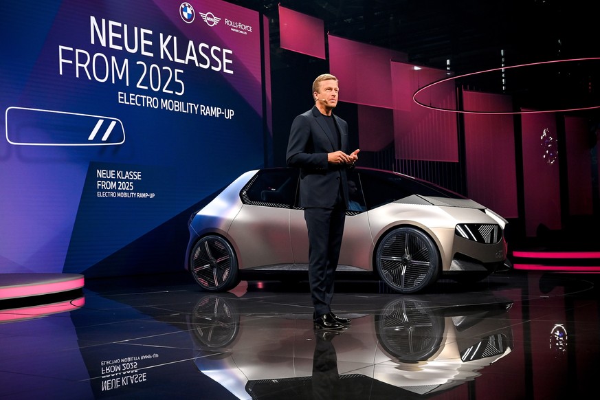 epa09451005 BMW CEO Oliver Zipse presents the BMW Vision CirCular at the first press preview day of the International Motor Show IAA in Munich, Germany, 06 September 2021. The 2021 International Motor ...