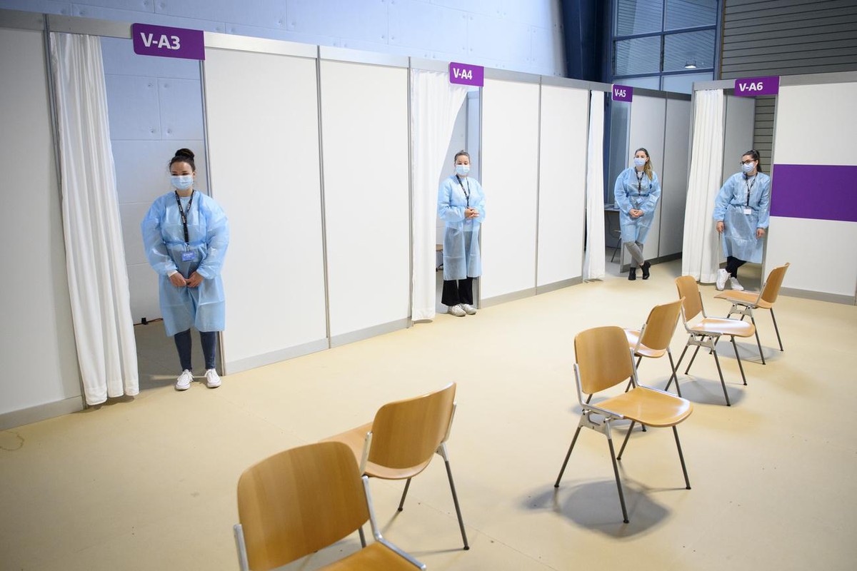 Des etudiantes de la haute ecole de sante La Source attendant de vaccine une personne a l'aide du vaccin de Moderna contre la Covid-19 lors de l'inauguration pendant la pandemie de Coronavir ...