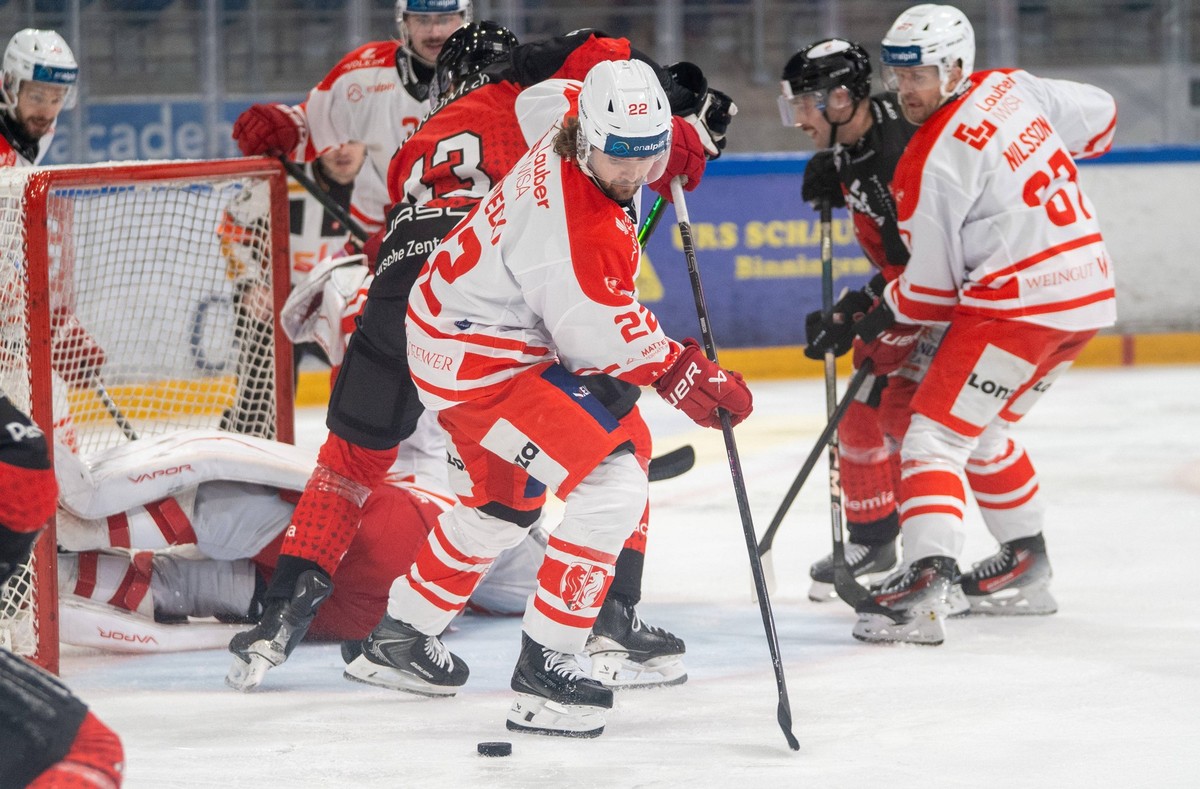 07/12/2025, Basel, St.Jakob Arena, SL: EHC Basel - EHC Visp, Brodecki Adam Visp saved the puck Basel St.Jakob Arena Basel Switzerland *** 07 12 2025, Basel, St Jakob Arena, SL EHC Basel EHC Visp, Brod ...