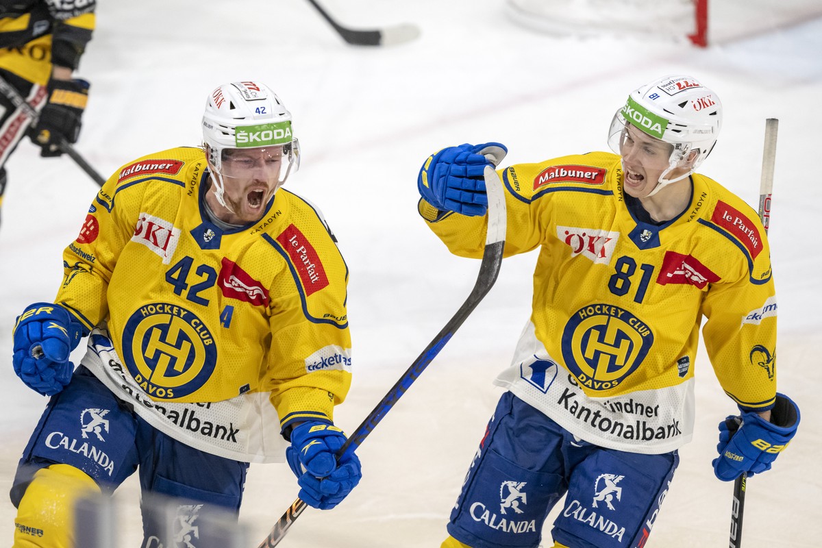 Davos' Joakim Nordstroem, links, und Raphael Prassl, rechts, jubeln nach dem Ausgleich zum 3:3 beim Eishockey-Qualifikationsspiel der National League zwischen dem HC Ajoie und dem HC Davos in der ...
