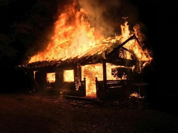 Ein Raub der Flammen: Bereits im August wurde die Waldhütte in Merenschwand AG vorsätzlich angezündet.