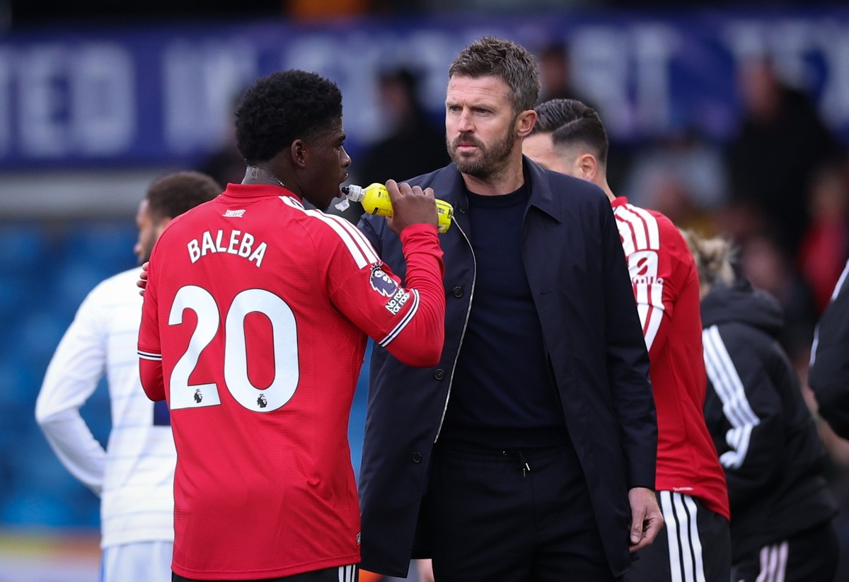 epa13314097 Manchester United manager Michael Carrick (R) speaks with Carlos Baleba of Manchester United (L) during the English Premier League match between Leeds United and Manchester United, in Leed ...