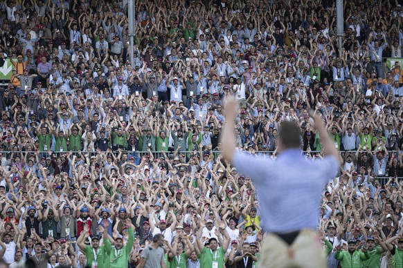 Armon Orlik jubelt mit Fans nach seinem achten Gang am Eidgenoessischen Schwing- und Aelplerfest 2025 Glarnerland (ESAF), am Sonntag, 31. August 2025, in Mollis. Armon Orlik konnte den Titel erben, na ...