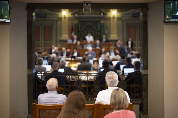 KEYPIX - Zuschauer an der Fruehjahrssession des St. Galler Kantonsrates, am Montag, 10. Maerz 2025, in St. Gallen. (KEYSTONE/Gian Ehrenzeller)