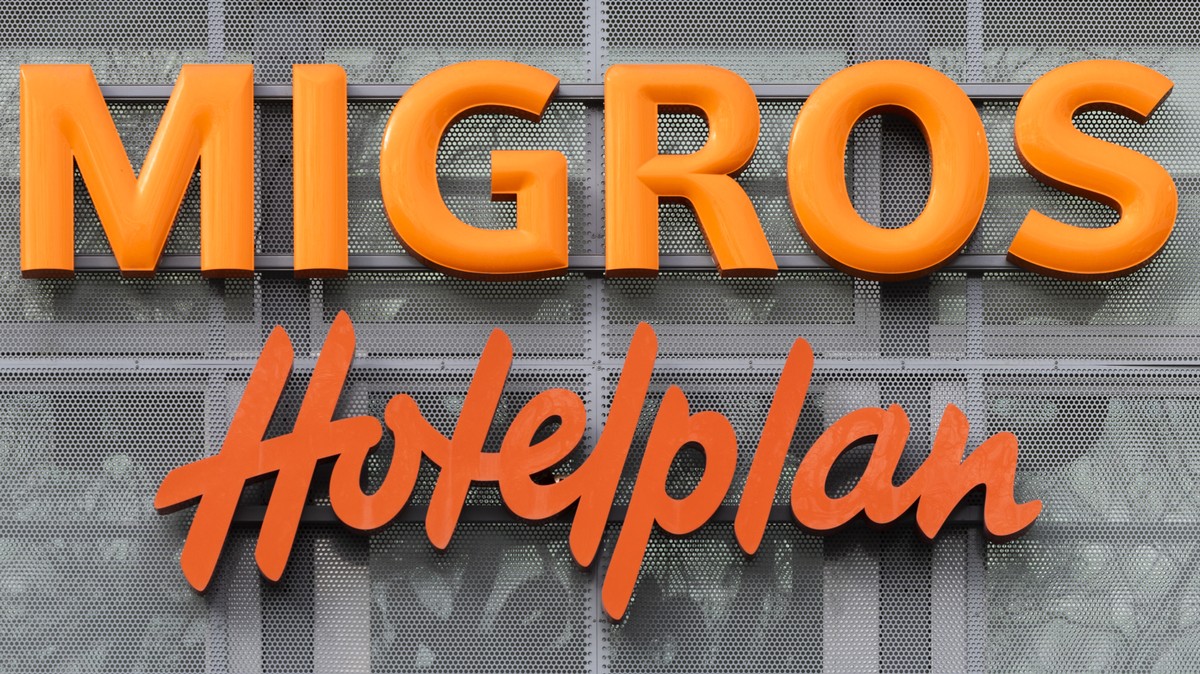 Logos der Migros, von Hotelplan, Klubschule, Denner und Melectronics am Migros Hauptsitz am Limmatplatz, aufgenommen am Freitag, 2. Februar 2024 in Zuerich. Der Detailhandelskonzern sucht neue Besitze ...