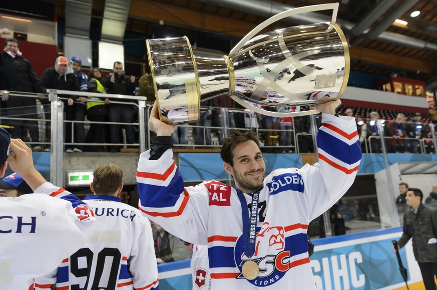 L&#039;attaquant zuerichois Luca Cunti souleve la coupe de suisse apres la finale de Coupe Suisse, Swiss Ice Hockey Cup, de hockey sur glace entre Lausanne HC, LHC, et ZSC Lions ce mercredi 3 fevrier  ...