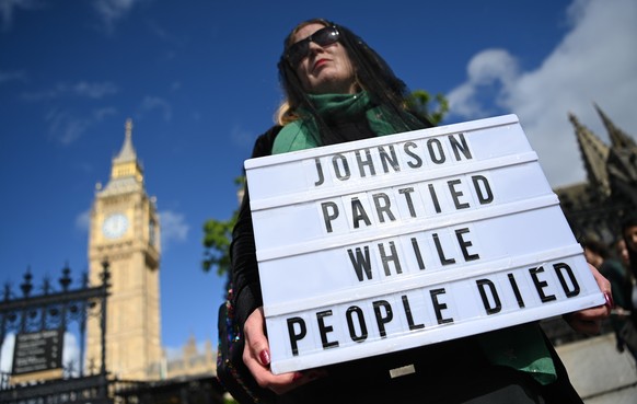 Eine Demonstrantin. Auf ihrem Schild steht: «Johnson macht Party, während Menschen starben.» London, Mai 2022.