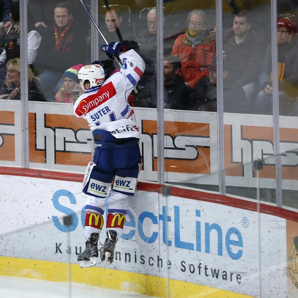 Zuerichs Pius Suter jubelt nach seinem Tor zum 2-3, im dritten Eishockey Playoff-Halbfinalspiel der National League zwischen dem SC Bern und den ZSC Lions, am Samstag, 31. Maerz 2018, in der PostFinan ...