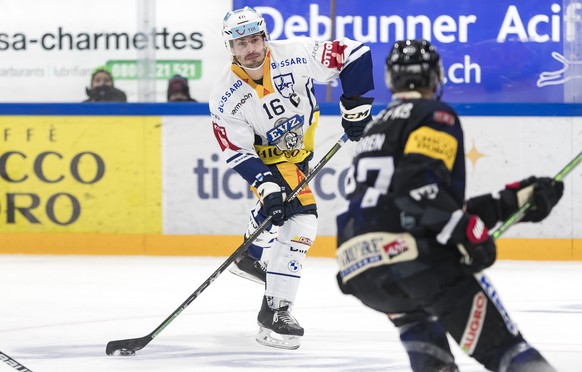 Le defenseur zougois Raphael Diaz lors du match du championnat suisse de hockey sur glace de National League entre le HC Fribourg-Gotteron et le EV Zug, ce dimanche, 10 janvier 2021, a la patinoire de ...