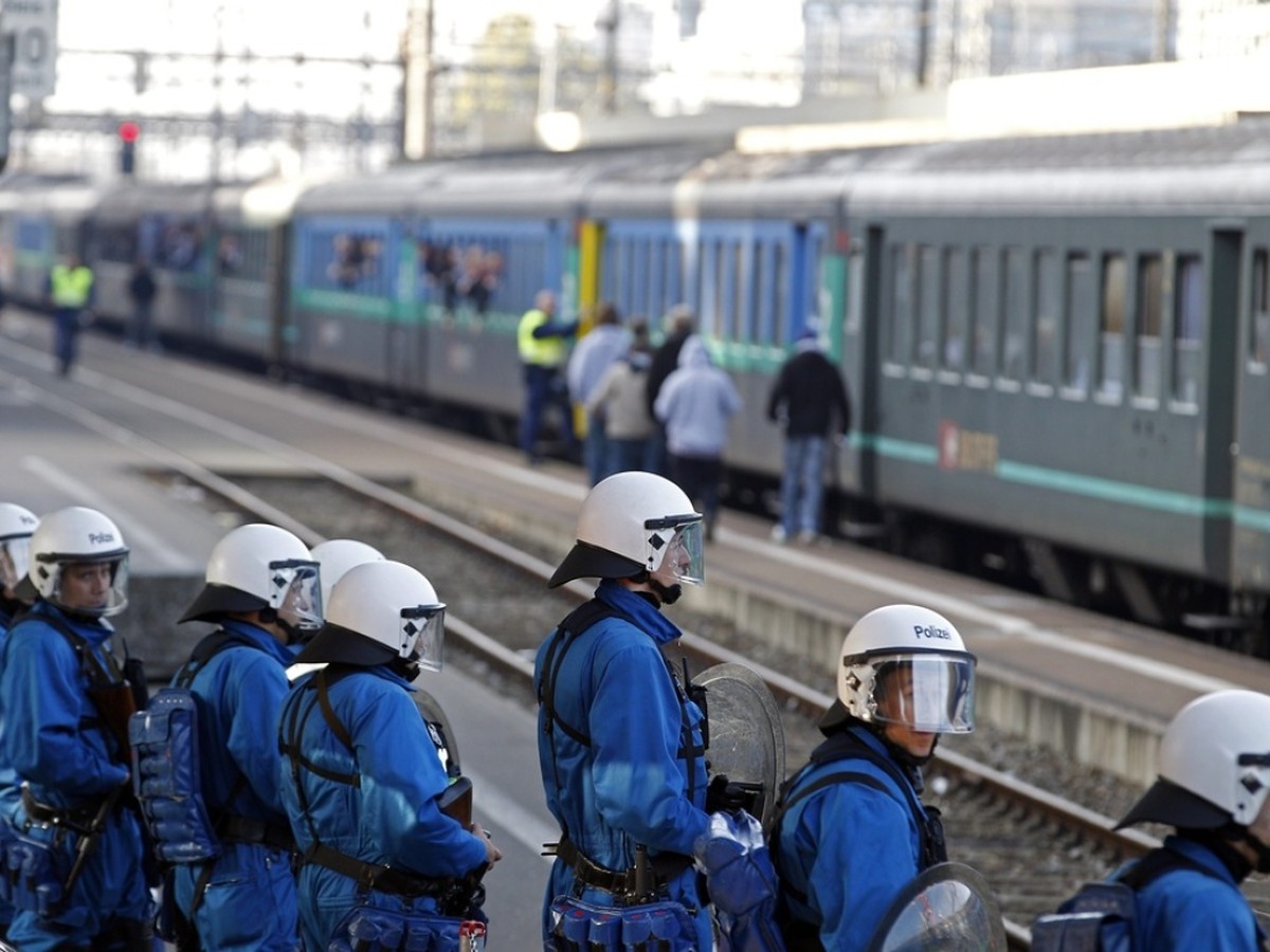 Polizisten 2011 am Bahnhof Z�rich-Altstetten vor einem Extrazug mit FC-Basel-Fans. (Archivbild)