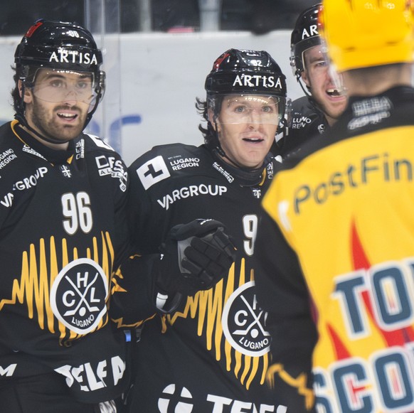 Mike Sgarbossa (HCL), center, celebrates the 3-0 goal with Brendan Perlini (HCL) left, and Mirco Mueller (HCL), right, during the regular season of National League Swiss Championship 2025/26 between H ...
