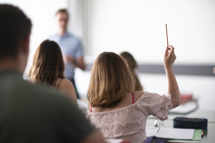 ZUR POLITISCHEN BILDUNG AN DER KANTONSSCHULE GLARUS STELLEN WIR IHNEN FOLGENDES NEUES BILDMATERIAL ZUR VERFUEGUNG --- A teacher with pupils of the 5th grade during geography lessons at the gymnasium o ...