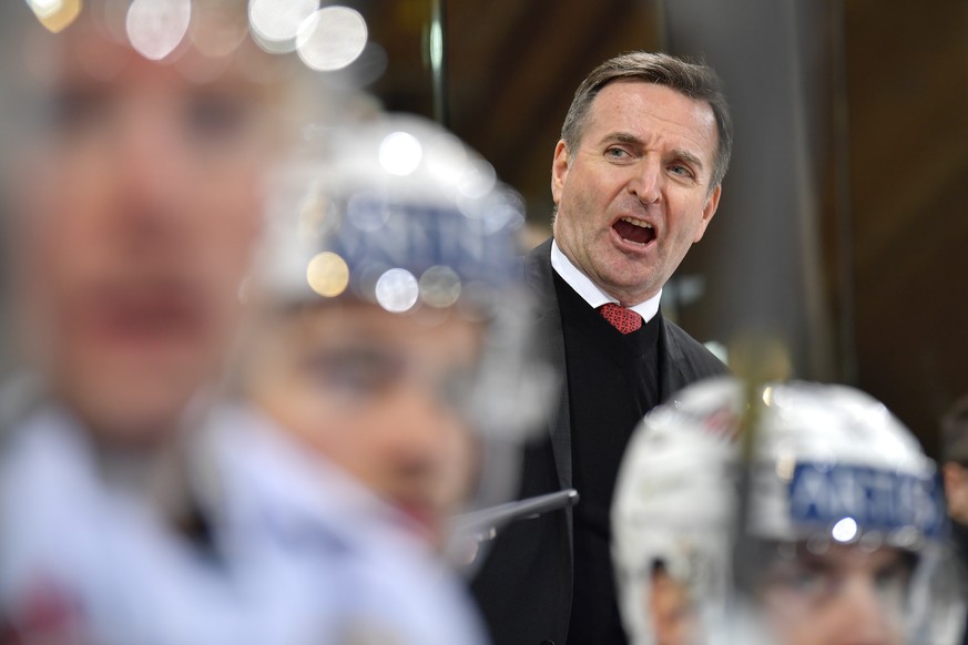 Luganos neur Head Coach Serge Pelletier hinter der Bande, beim Eishockey-Qualifikationsspiel der National League A zwischen dem HC Davos und dem HC Lugano, am Samstag, 21. Dezember 2019, im Eisstadion ...