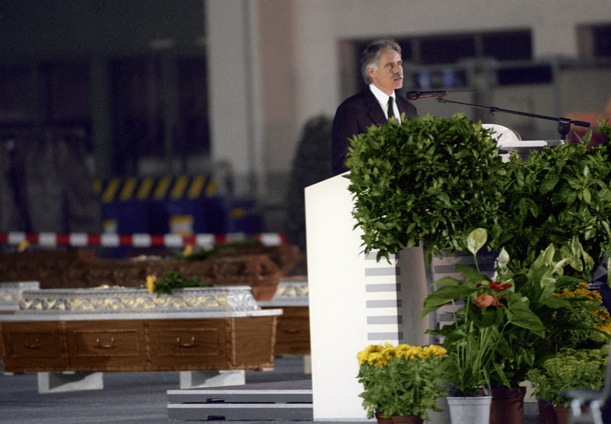 Bundesrat Moritz Leuenberger spricht am spaeten Mittwoch abend, 19. Oktober 1997, in der Werfthalle III des Flughafens Zuerich-Kloten anlaesslich einer kurzen Trauerfeier zu den Hinterbliebenen der Op ...