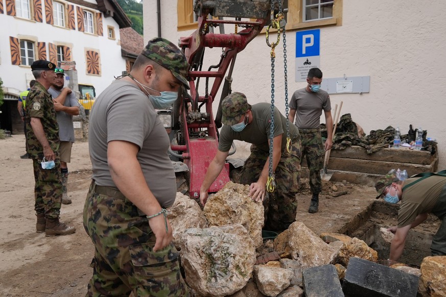 Einsatzkraefte der Schweizer Armee helfen am Sonntag, 27. Juni 2021 bei den Aufraeumarbeiten in Cressier, NE, wo auf der Nacht zu 23. Juni ein Unwetter schwere Ueberschwemmungen und Schaeden verursach ...