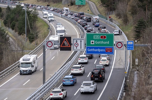 Der Reiseverkehr staut sich bei der Autobahneinfahrt Wassen in Richtung Sueden vor dem Gotthard- Tunnel zwischen Gueschenen und Amsteg auf mehrere Kilometer, am Freitag, 7. April 2023 in Wassen. Die K ...